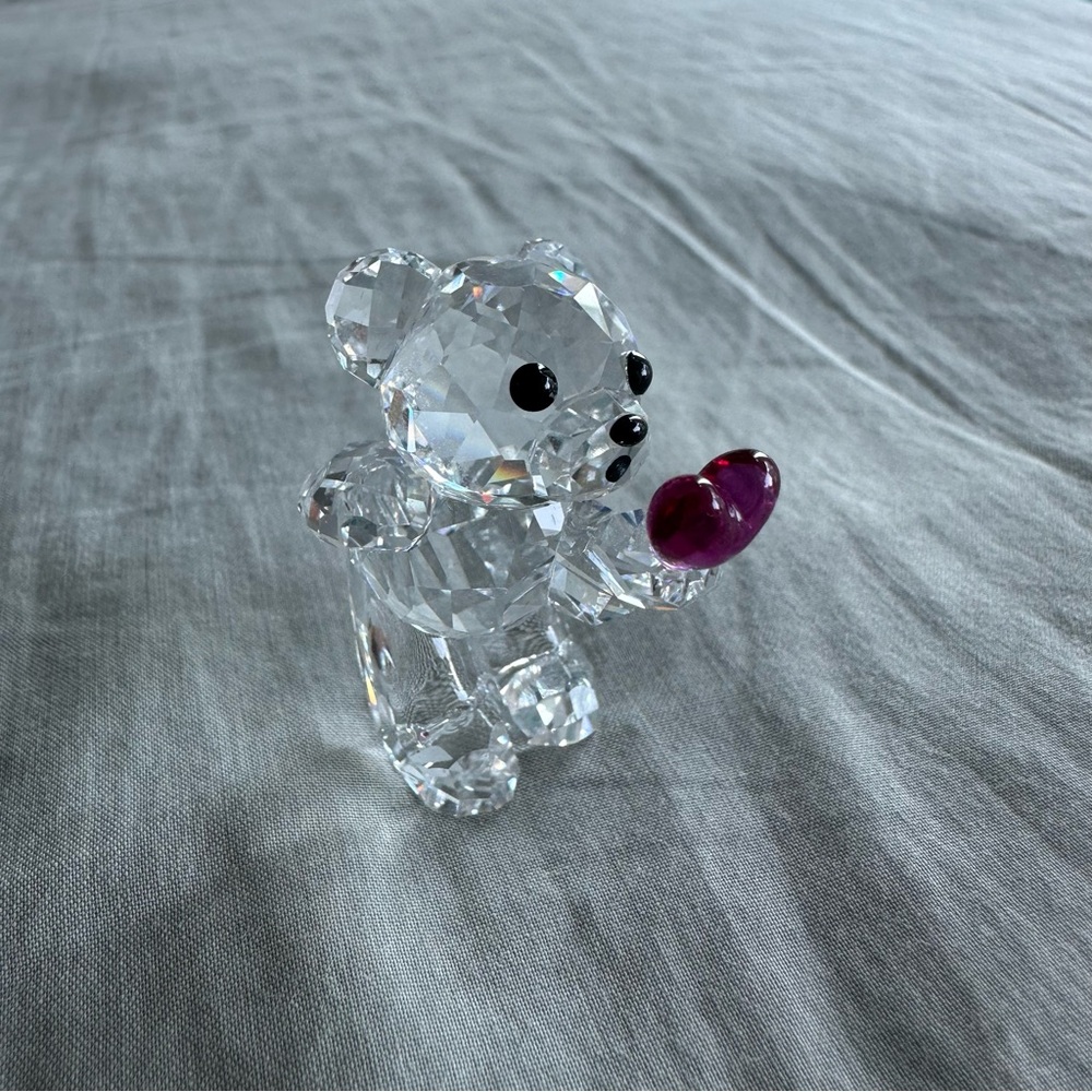BNIB Retired Swarovski Kris Bear - Blowing Kisses - Item # 1016623